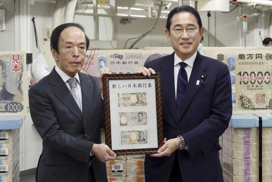 우에다 가즈오 일본은행 총재와 기시다 후미오 일본 총리가 3일 오전 일본은행에서 새롭게 발행된 지폐를 선보이고 있다. 교도=연합뉴스